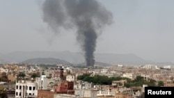 지난 9일 예멘 수도 사나의 한 식료품 공장에서 사우디가 주도한 공습으로 검은 연기가 피어오르고 있다.