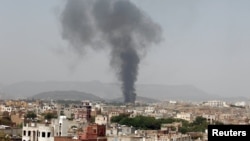 Ảnh tư liệu - Khói bốc lên từ một nhà máy sản xuất thực phẩm chế biến sẵn sau vụ không kích của liên minh do Ả Rập dẫn đầu ở Sanaa, Yemen.