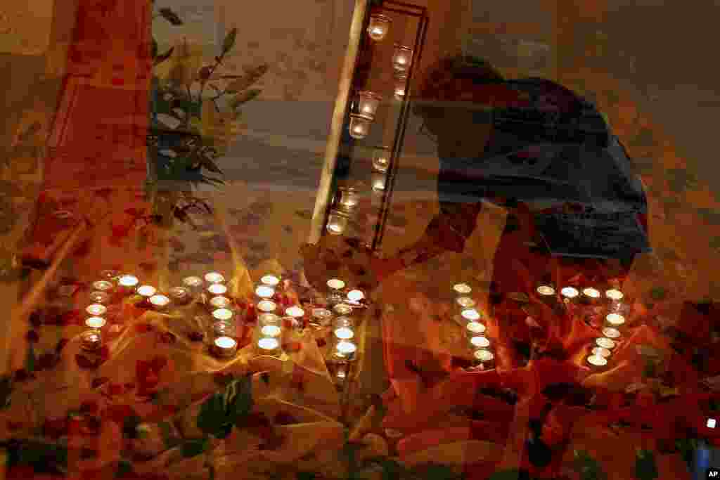 Nến cầu nguyện dành cho những nạn nhân của chuyến bay 17 của hãng Malaysia Airlines tại một nhà thờ bên ngoài Kuala Lumpur, Malaysia. Chiếc máy bay chở theo 298 người khi nó bị bắn rơi ở miền đông Ukraine hôm thứ Năm. 