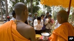 Cambodian Buddhist monks bless to Buddhist followers near Bayon temple in Siem Reap province, file photo.