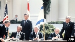 Egipatski predsednik Anvar al-Sadat i izraelski premijer Menačim Begin potpisuju isktorijski mirovni sporazum između Izraela i Egipta 26. marta 1979.