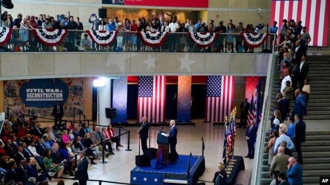 ARCHIVO - El presidente Joe Biden pronuncia un discurso sobre el derecho al voto en el National Constitution Center, el 13 de julio de 2021, en Filadelfia.