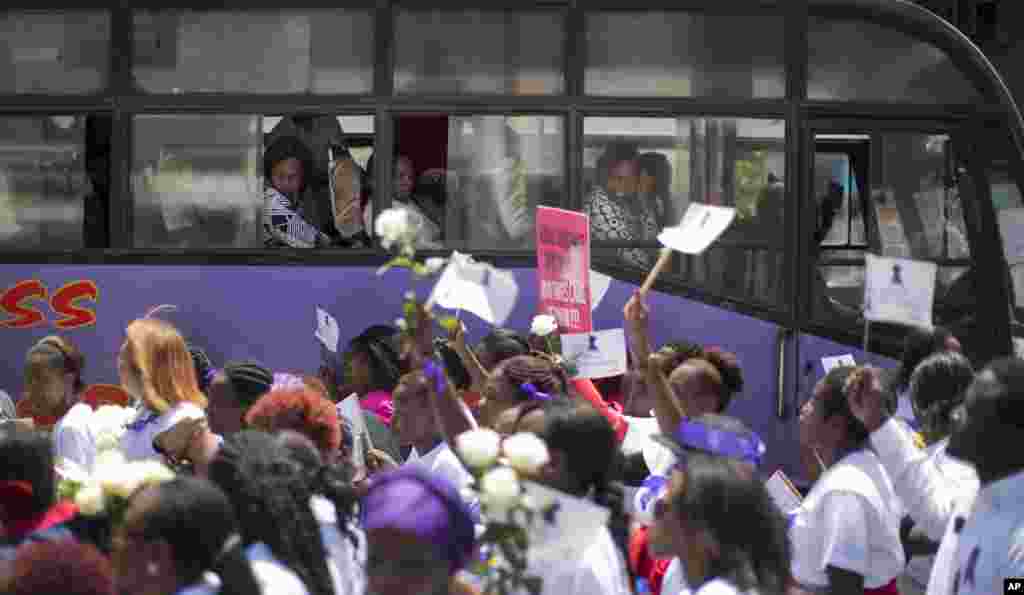 Des Kenyanes manisfestent devant un bus pour le droit de porter des vêtements selon leur choix, lors d&#39;une manifestation dans le centre de Nairobi, au Kenya lundi 17 novembre 2014. Un récent incident au cours duquel une foule d&#39;hommes a entouré une femme et déchiré les vêtements de cette dernière, la laissant nue sur la rue en face d&#39;un arrêt de sous prétexte qu&#39;elle était mal habillée, est une de ces nombreuses vidéos qui ont circulé en ligne ces derniers jours causant une vague de colère qui a incité environ 1000 manifestants, dont un certain nombre d&#39;hommes appuyant la cause des femmes, à marcher lundi dans les rues de Nairobi. (AP Photo / Ben Curtis) &nbsp;