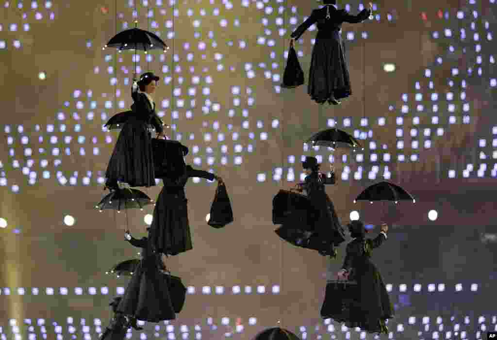 Các diễn viên mặc quần áo giống Mary Poppins trong lễ khai mạc Thế vận hội mùa hè 2012 tại London, ngày 27/7/2012