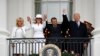 Presiden Donald Trump, Presiden Perancis Emmanuel Macron, ibu negara Melania Trump dan Brigitte Macron berpegangan tangan di balkon Gedung Putih dalam Upacara Penyambutan Tamu Negara di Gedung Putih di Washington, D.C., 24 April 2018. 