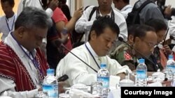 ျပည္ေထာင္စုအဆင့္ ၿငိမ္းခ်မ္းေရးေဆြးေႏြးပြဲတြင္း ပံုရိပ္တခ်ိဳ႕၊ ABSDF ဥကၠ႒ ဦးသံခဲ (လယ္)။ ၾသဂုတ္လ ၁၀ ရက္၊ ၂၀၁၃။