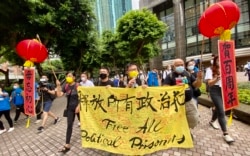 社民连主席黄浩铭（手持麦克风者）与3名成员7月1日早上游行，呼吁中共毋忘建党初心，实行普选，释放所有政治犯 （美国之音/汤惠芸）