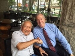 Đại sứ Mỹ Ted Osius gặp Bác sĩ Nguyễn Đan Quế ngày 16-10-2015. Courtesy boxitvn