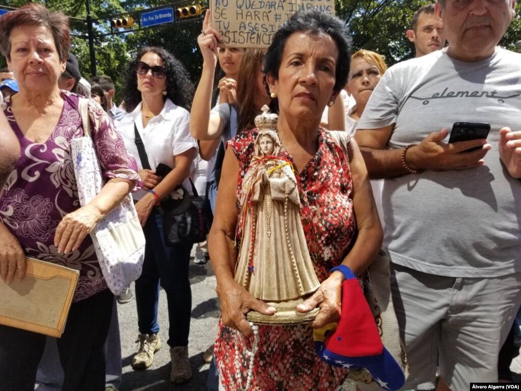 Ciudadanos protestan en las calles de Caracas, Venezuela, mientras se realizó el entierro de víctimas de la masacre de &#39;El Junquito&#39; en Venezuela el 20 de enero de 2018.