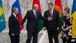 Tổng thống Belarus Alexander Lukashenko chào đón Tổng thống Nga Vladimir Putin (trái) và Tổng thống Ukraine Petro Poroshenko (thứ hai từ bên phải) tại Minsk, Belarus, ngày 26/8/2014.