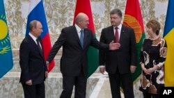 Prezidan Belaris la, Alexander Lukashenko (2èm a goch) ap resevwa Prezidan Ris la, Vladimir Putin (agoch), Prezidan Ikrenyen an, Petro Poroshenko (2èm adwat), avèk chèf diplomasi Inyon Ewòp la, Catherine Ashton.