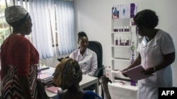 Une dermatologue à la clinique Rabito à Accra, Ghana, le 3 juillet 2018.
