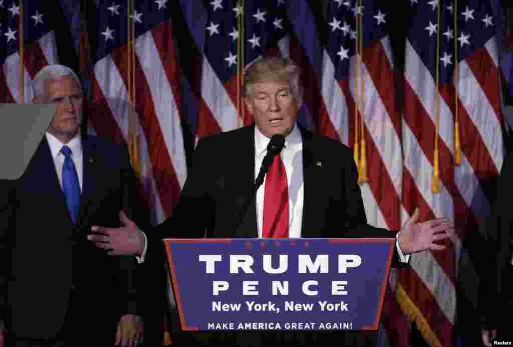 도널드 트럼프 미국 대통령 당선인(오른쪽)이 9일 새벽 당선이 확정된 후 뉴욕 선거본부에서 첫 연설을 하고 있다. 왼쪽은 마크 펜스 부통령 당선인.