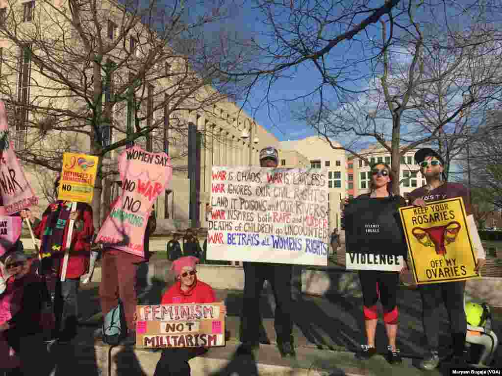 Wasu mata dauke da allunan sakonnin nuna muhimmancinsu a ranar mata ta duniya a Washington D.C