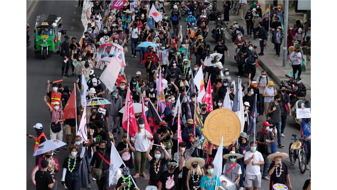 Pendukung pro-demokrasi mengenakan masker, turun ke jalan dalam aksi demo di Bangkok, Thailand, Kamis, 24 Juni 2021. (AP)