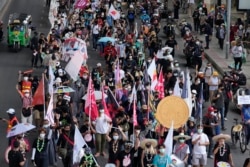 Pendukung pro-demokrasi mengenakan masker, turun ke jalan dalam aksi demo di Bangkok, Thailand, Kamis, 24 Juni 2021. (AP)