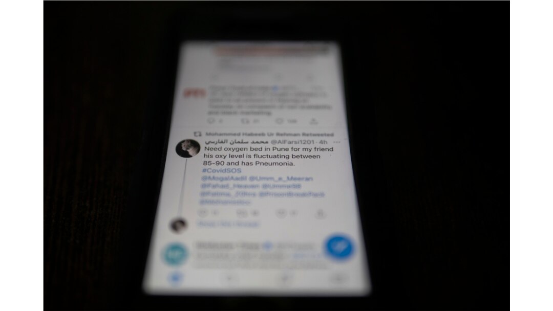 Satu dari sekian banyak pesan di Twitter yang meminta bantuan di tengah amukan pandemi virus corona di India. (Foto: Altaf Qadri/AP)