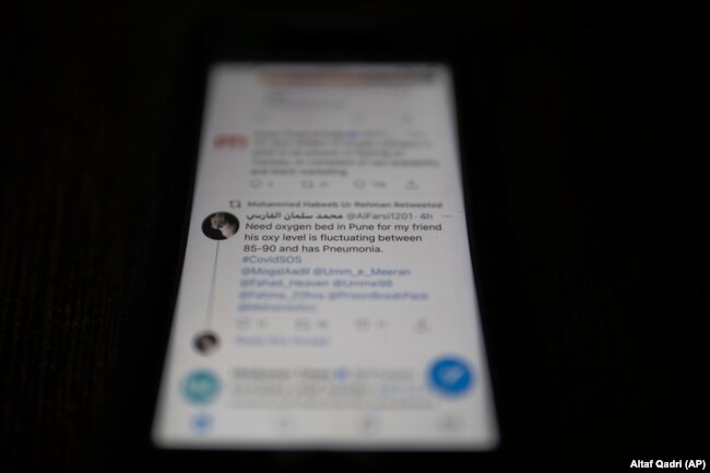 Satu dari sekian banyak pesan di Twitter yang meminta bantuan di tengah amukan pandemi virus corona di India. (Foto: Altaf Qadri/AP)