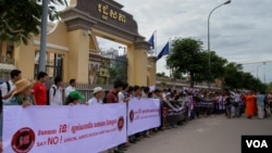 Around 300 demonstrators submit petition preventing the passage of a controversial draft NGO law in front of the National Assembly on June 23, 2015. (Hean Socheata/VOA Khmer)