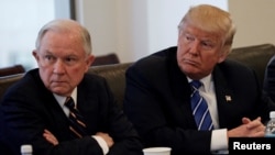 ທ່ານ Donald Trump ກັບສະມາຊິກສະພາສູງ Jeff Sessions ທີ່ສັງກັດພັກຣີພັບບລີກັນ ຈາກລັດອາລາບາມາ ທີ່ຕຶກ Trump Tower ໃນນະຄອນນິວຢອກ. (7 ຕຸລາ 2016)​