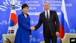 박근혜 한국 대통령(왼쪽)과 블라디미르 푸틴 러시아 대통령이 블라디보스톡에서 열린 동방경제포럼에서 악수하고 있다. 