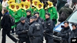 Cảnh sát Đức tuần tra phía trước nhà ga chính trong lúc thành phố Sologne bắt đầu lễ hội mừng Phục sinh, ngày 4/2/2016.