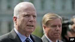 Thượng nghị sĩ John McCain (trái) và Lindsey Graham sau cuộc họp với Tổng thống Obama về tình hình Syria, ngày 2/9/2013.