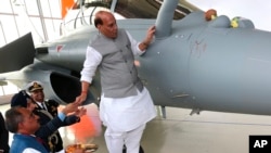فرانس نے معاہدے کے تحت پہلا طیارہ گزشتہ ماہ بھارت کے حوالے کیا تھا۔ 