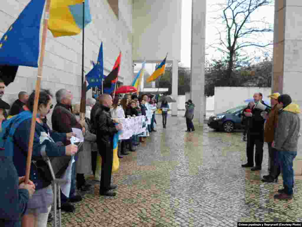 Лісабон &quot;Сьогодні терпець в українського народу увірвався. Ми не хочемо більше бути країною експорту мігрантів, соціального сирітства, покинутих сімей. Ми не хочемо, щоб на нас дивилися, як на тих, що забирають робочі місця у громадян ваших країн. Ми не хочемо жити зі страхом, що завтра нас депортують&quot;.