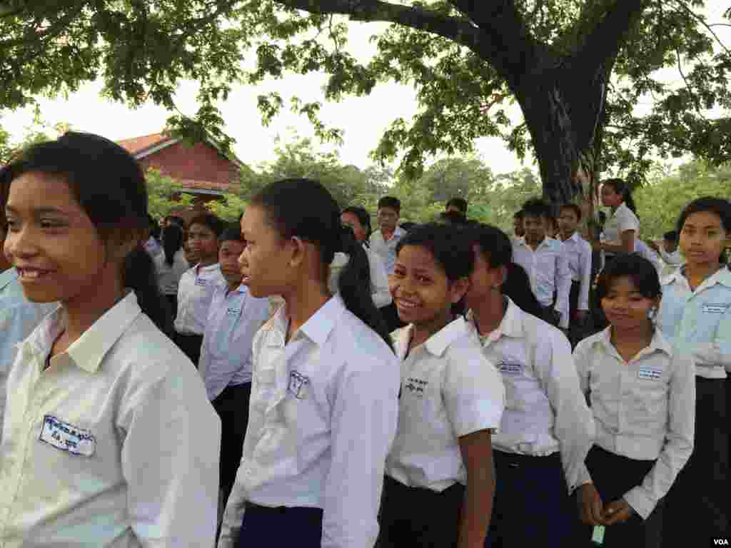 Cambodian girls at Hun Sen&#39;s Prasat Bakong High School where U.S First Lady Michelle Obama visited on Saturday March 21, 2015 in Siem Reap. (Phorn Bopha/VOA Khmer)