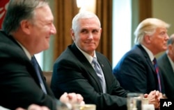 (Soldan sağa) ABD Dışişleri Bakanı Mike Pompeo, Başkan Yardımcısı Mike Pence ve Başkan Trump