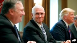 Le secrétaire d'État Mike Pompeo, aux côtés du vice-président Mike Pence et du président Donald Trump à la Maison Blanche