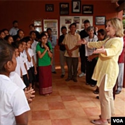 Menlu Clinton saat mengunjungi pusat penampungan yang disponsori pemerintah AS, bagi para perempuan korban perdagangan manusia di Siem Reap, Kamboja, 31 Oktober 2010.