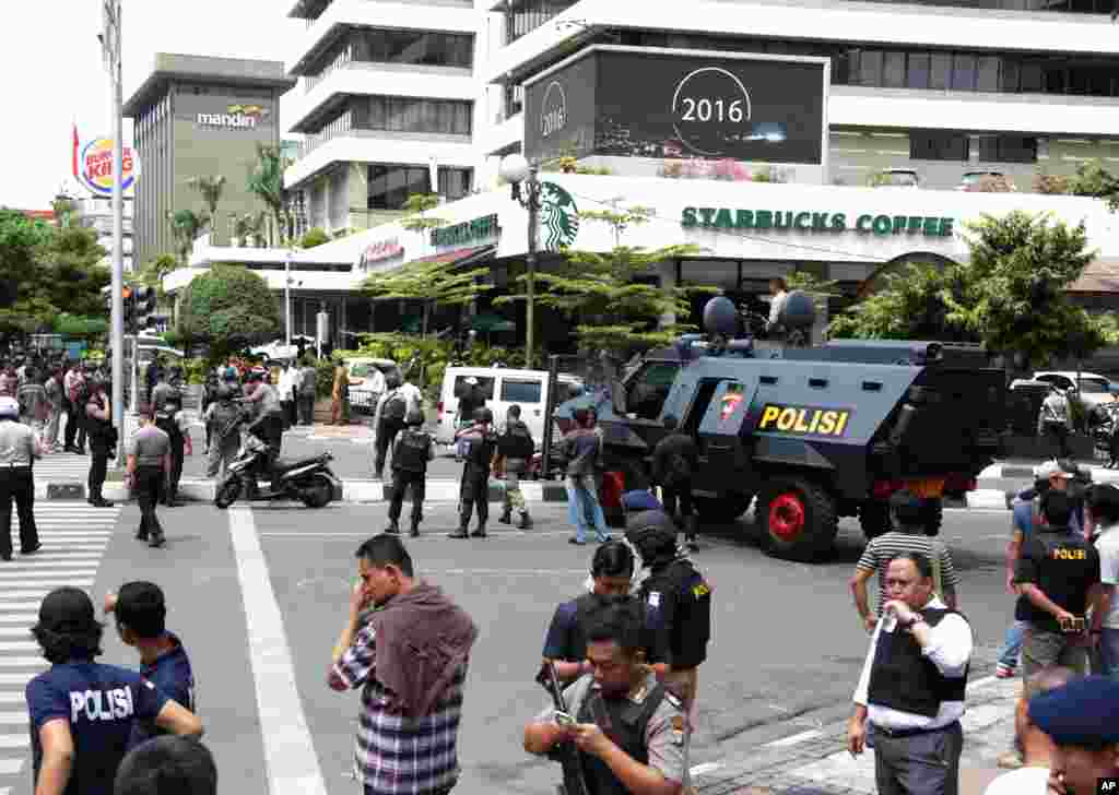 حکام اور عینی شاہدین کے مطابق شدت پسندوں نے انڈونیشیا کے دارالحکومت جکارتہ میں جمعرات کو متعدد بم دھماکے کیے ہیں۔