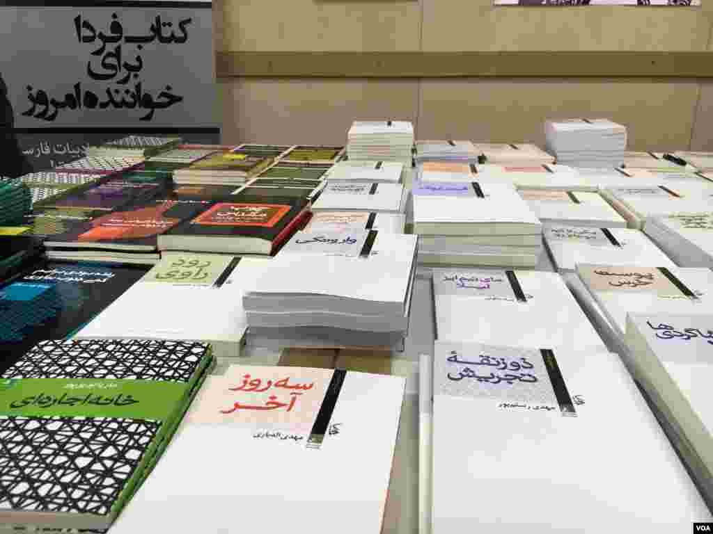 تینوش نظم جو مدیر انتشارات ناکجا، به مشکل خودسانسوری نویسندگان در ایران اشاره می کند و می گوید «برای نویسنده ای که به نوشتن با سانسور عادت کرده، بدون سانسور نوشتن همچون ترک اعتیاد است.