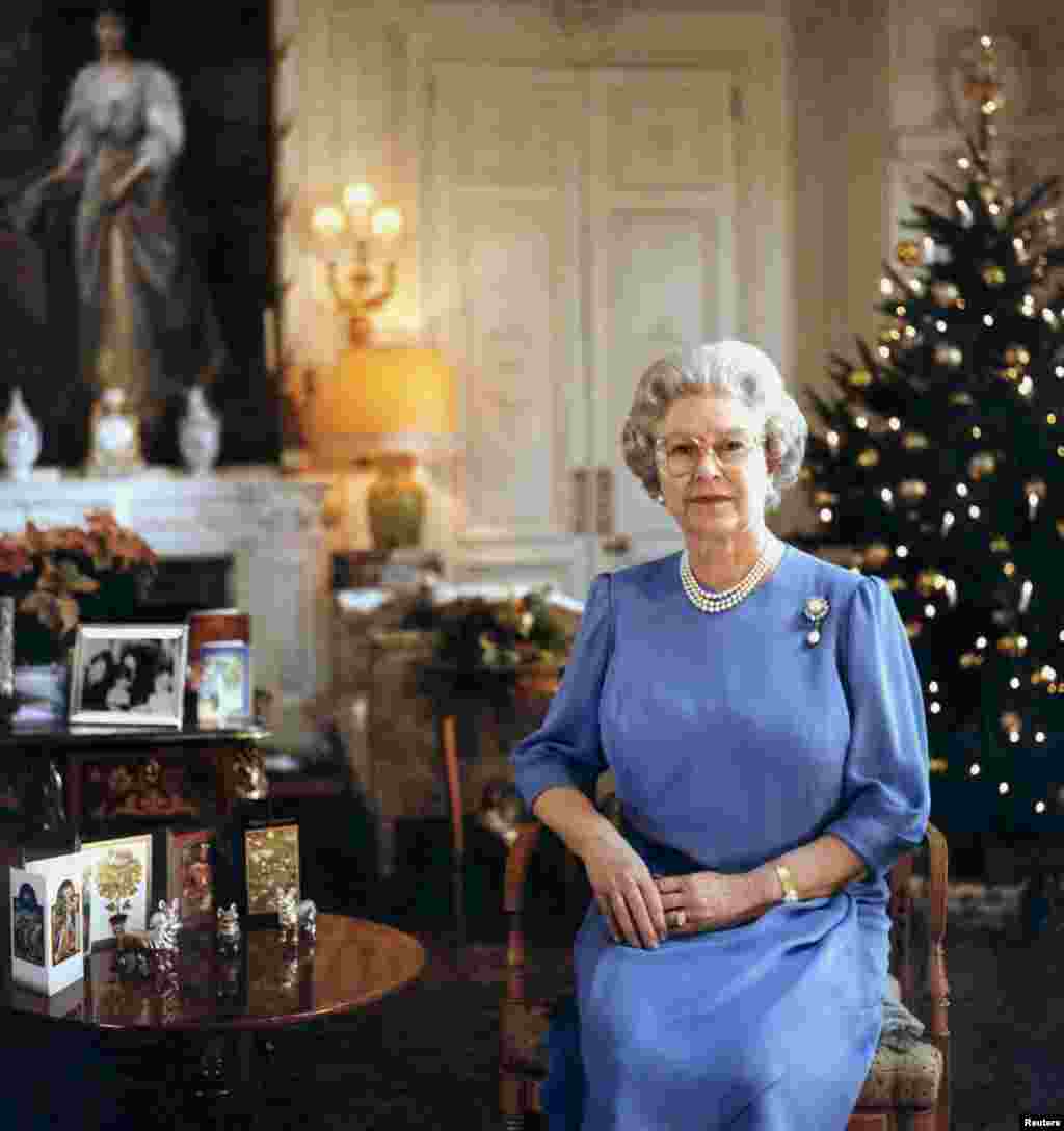 ملکه بریتانیا در حال ضبط پیام کریسمس.
