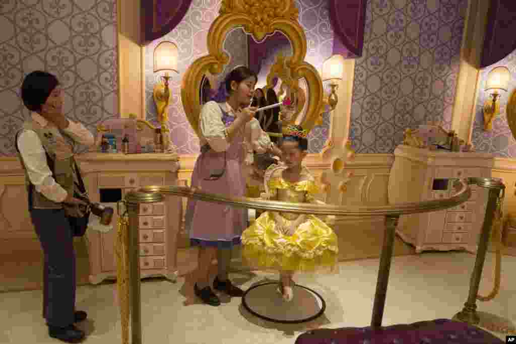 A Chinese girl gets a Princess makeover at the Disney Resort in Shanghai, China. The debut of Shanghai Disneyland offers Walt Disney Co. &quot;incredible potential&quot; for boosting its brand in the world&#39;s most populous market, Disney&#39;s&nbsp;chief executive said Wednesday ahead of Thursday&#39;s grand opening for the $5.5 billion park.