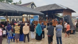 Warga menyaksikan kegiatan peresmian ruang ramah anak Banua Pomore Nu’ngana di Mamboro, Palu Utara, Kota Palu, Sulawesi Tengah, 29 November 2019. (Foto: VOA/Yoanes Litha)