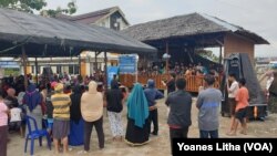 Warga menyaksikan kegiatan peresmian ruang ramah anak Banua Pomore Nu’ngana di Mamboro, Palu Utara, Kota Palu, Sulawesi Tengah, 29 November 2019. (Foto: VOA/Yoanes Litha)
