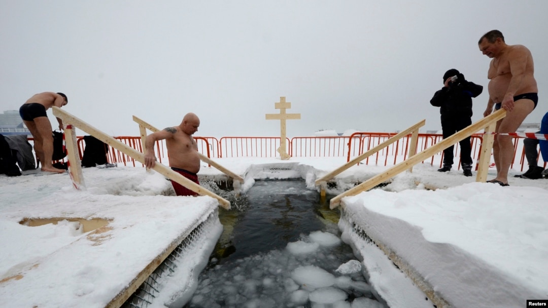 Video. Russians plunge into freezing water to celebrate Epiphany