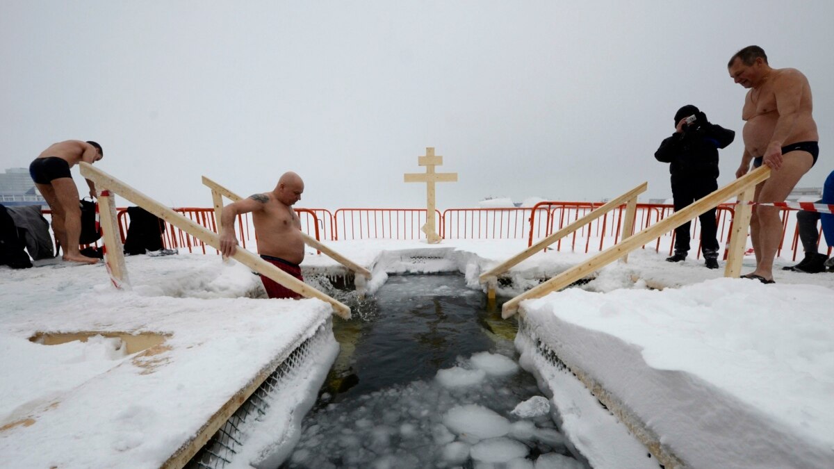 Video. Russians plunge into freezing water to celebrate Epiphany