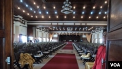 Situasi dalam gedung tempat pesta pernikahan putra Presiden Joko Widodo, Gibran Rakabuming, di Solo. (VOA/Yudha Satriawan)