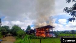 ကလေးမြို့တင်သားရွာက မီးရှို့ခံရတဲ့ နအေိမ်တလုံး (ဓာတ်ပုံ- လောကနယ်မြေ)