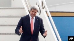 Menlu AS John Kerry saat tiba di bandara militer Ciampino, luar kota Roma, Italy (6/3). Saat ini Menlu AS telah berada di Aqaba untuk bertemu Raja Yordania, Abdullah (7/3).