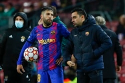 Kocin Barcelona Xavi Hernandez ya tattauna da Jordi Alba na Barcelona a lokacin gasar cin kofin zakarun Turai a rukunin E tsakanin FC Barcelona da Benfica a filin wasan Camp Nou a birnin Barcelona da ke Spain ranar Talata 23 ga Nuwamba na shekarar 2021.