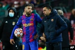 Kocin Barcelona Xavi Hernandez ya tattauna da Jordi Alba na Barcelona a lokacin gasar cin kofin zakarun Turai a rukunin E tsakanin FC Barcelona da Benfica a filin wasan Camp Nou a birnin Barcelona da ke Spain ranar Talata 23 ga Nuwamba na shekarar 2021.