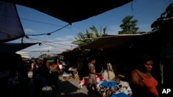 Compradores en un mercado en Leogane, Haití, el sábado 5 de octubre de 2019. La inestabilidad política está afectando a poblaciones fuera de Puerto Príncipe con especial dureza, obligando a las ONG a suspender las entregas de ayuda debido a las barricadas. AP/Rebecca Blackwell.