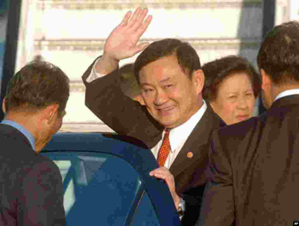 Thai Prime Minister Thaksin Shinawatra lands at Gatwick Airport, near London 20 September 2006, after having flown into the United Kingdom from New York.