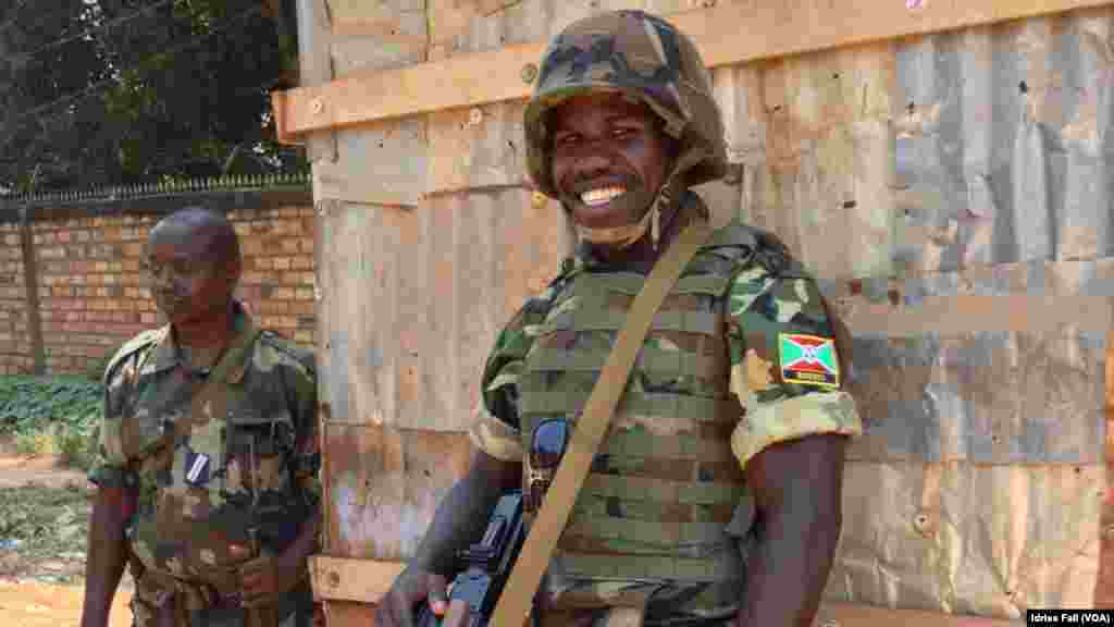 Soldat Burundais pause.