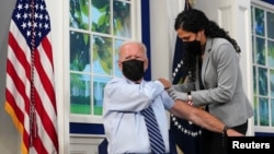 Presiden AS Joe Biden menerima suntikan vaksin penguat (booster) untuk melawan COVID-19 di Gedung Putih hari Senin (27/9). 